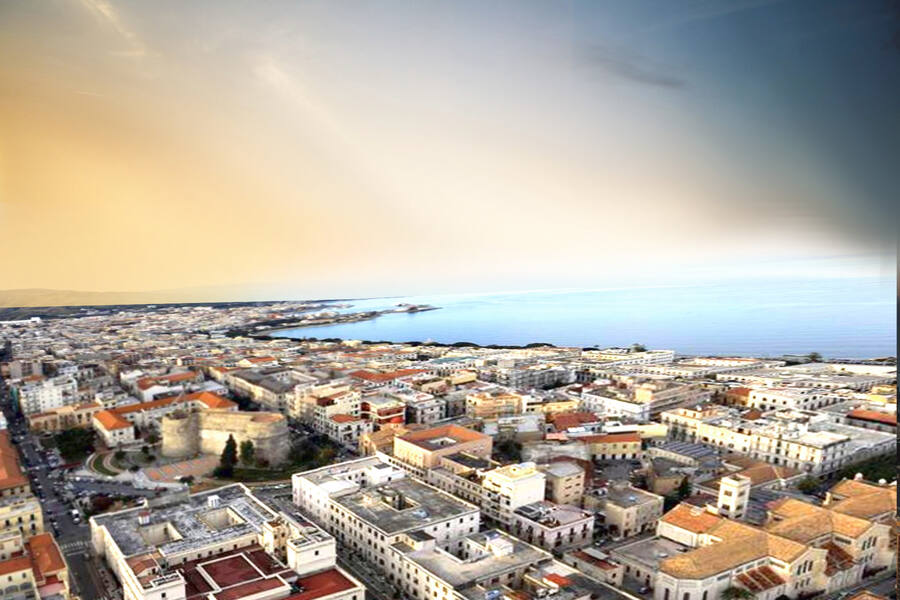 Panorama di Reggio Calabria dall'alto con il Castello Aragonese e lo Stretto di Messina
